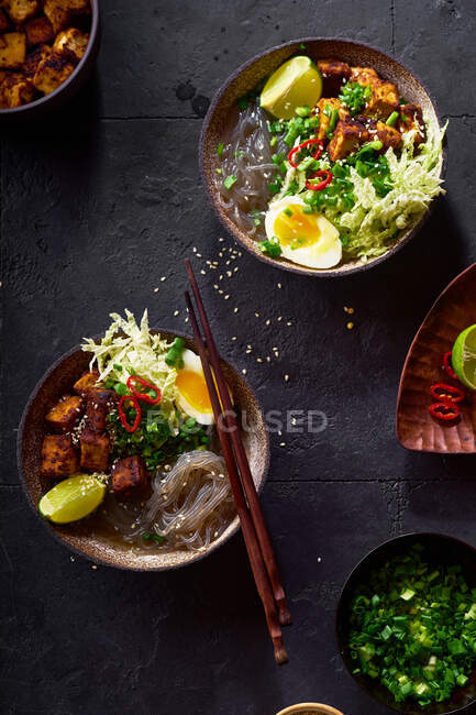 Würziger vegetarischer Ramen mit gebratenem Tofu, Chinakohl und Süßkartoffelnudeln — Stockfoto