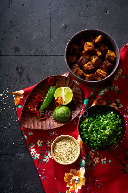 Ingredientes para cozinhar ramen vegetariano com tofu colocado no fundo escuro — Fotografia de Stock