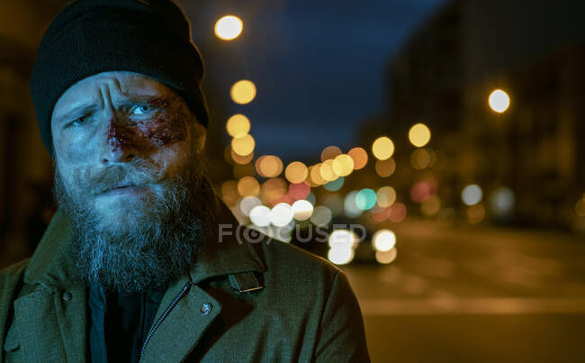 Hipster homem com barba e cinema maquiagem posando na rua — Fotografia de Stock