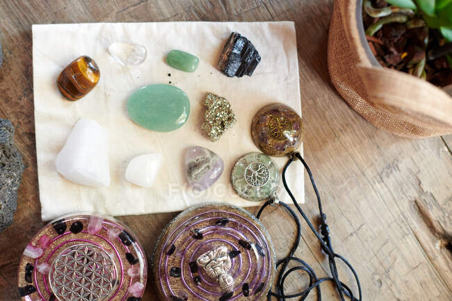 Diverses pierres naturelles utilisées pour faire du yoga vu d'en haut — Photo de stock