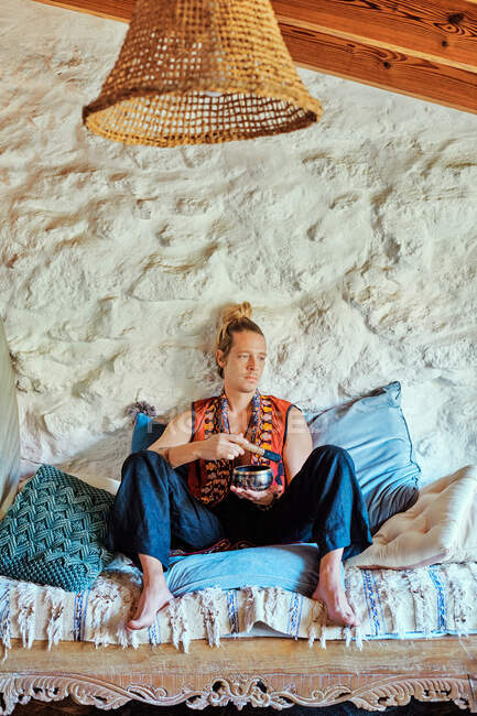 Blonder Mann praktiziert Meditation zu Hause — Stockfoto