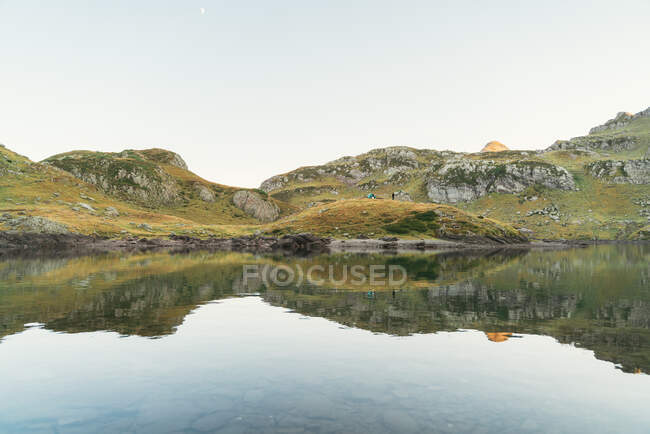 Paisagem serena de Lacs d Ayous com água limpa localizada nas montanhas dos Pirenéus — Fotografia de Stock