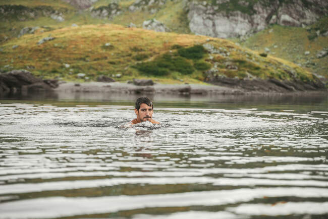 Jeune voyageur avec torse nu debout à Lacs d Ayous en terrain montagneux dans les Pyrénées — Photo de stock