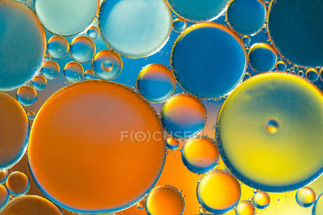 Gros plan de fond abstrait avec des cellules rondes de vaccin de différentes tailles éclairées par une lumière colorée — Photo de stock