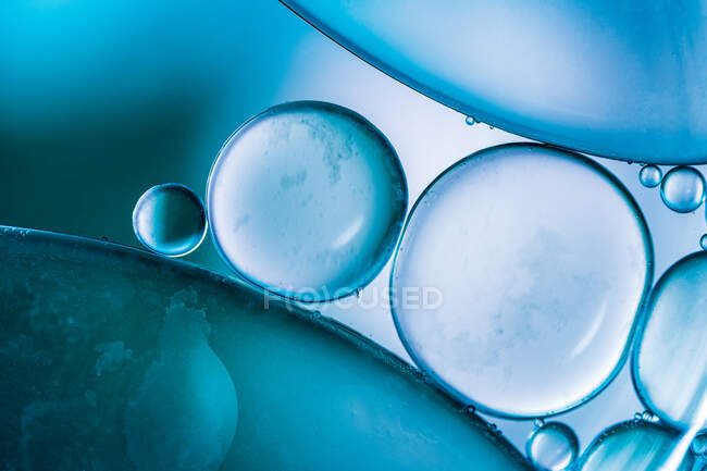 Closeup de fundo abstrato com células de forma redonda de vacina de diferentes tamanhos iluminados por luz colorida — Fotografia de Stock