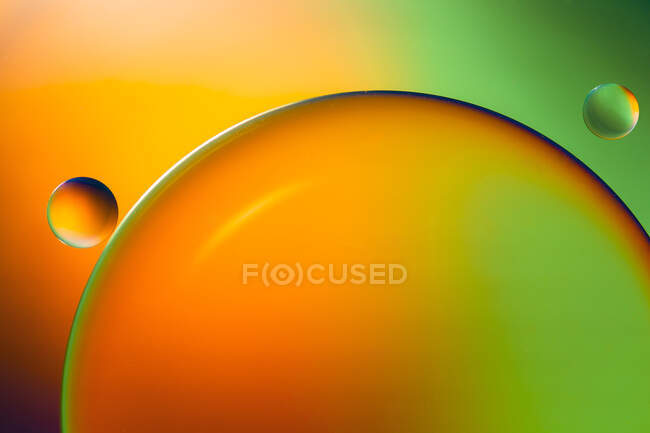 Closeup de fundo abstrato com células de forma redonda de vacina de diferentes tamanhos iluminados por luz colorida — Fotografia de Stock
