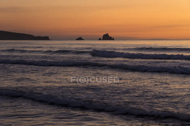 Spiaggia di Liencres al tramonto in un paesaggio da sogno in Cantabria, nel nord della Spagna. — Foto stock