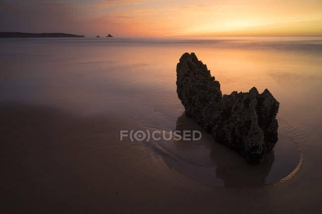 Praia de Liencres ao pôr-do-sol em uma paisagem de sonho em Cantabria, norte de Espanha. — Fotografia de Stock