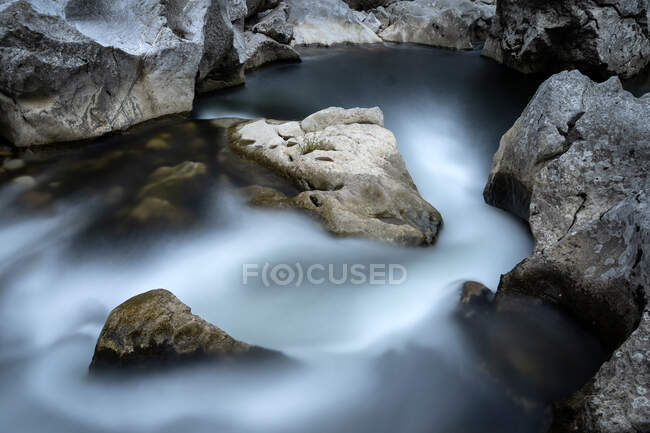 Avvicinamento delle rapide in un fiume di montagna con effetto di lunga esposizione — Foto stock