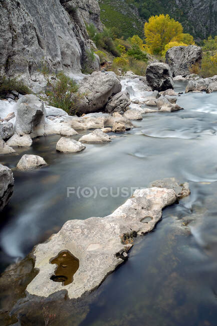 Close up de corredeiras em um rio de montanha com efeito de exposição longa — Fotografia de Stock