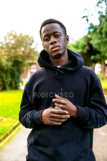Jeune homme afro-américain en vêtements décontractés regardant la caméra. — Photo de stock