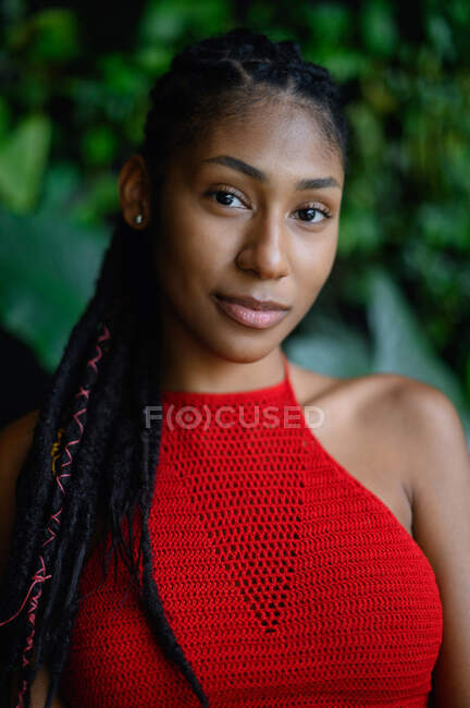 Retrato de feliz jovem afro mulher latina com dreadlocks em um top vermelho de crochê, Colômbia — Fotografia de Stock