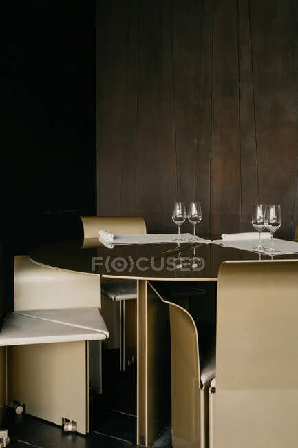 Interior de restaurante espaçoso com mesas e cadeiras em fileira em design elegante — Fotografia de Stock