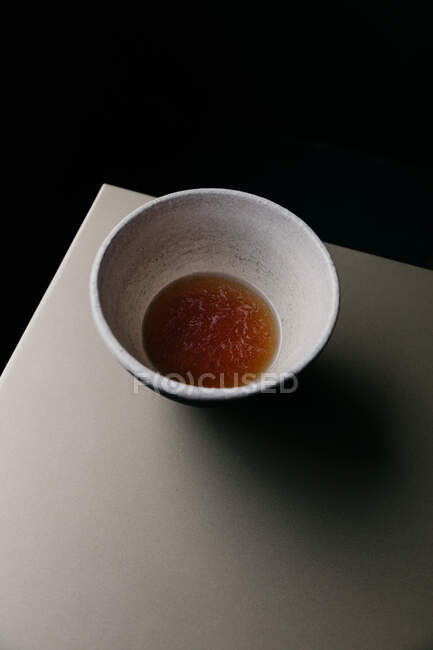 De dessus de bol en porcelaine avec sauce soja au restaurant — Photo de stock
