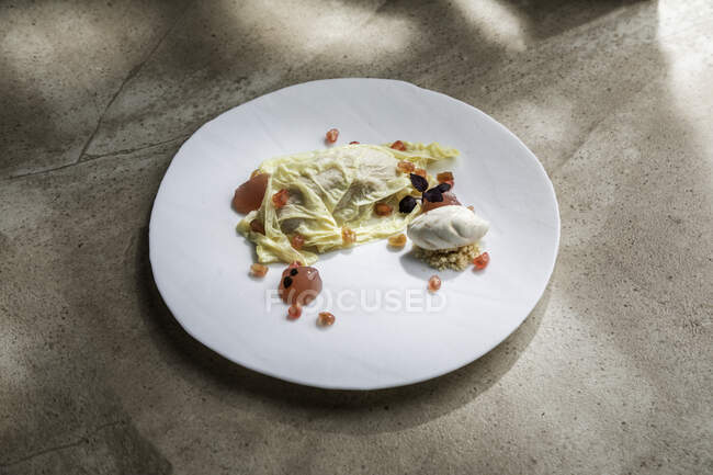 Do acima mencionado delicioso omelete decorado com sementes de romã — Fotografia de Stock