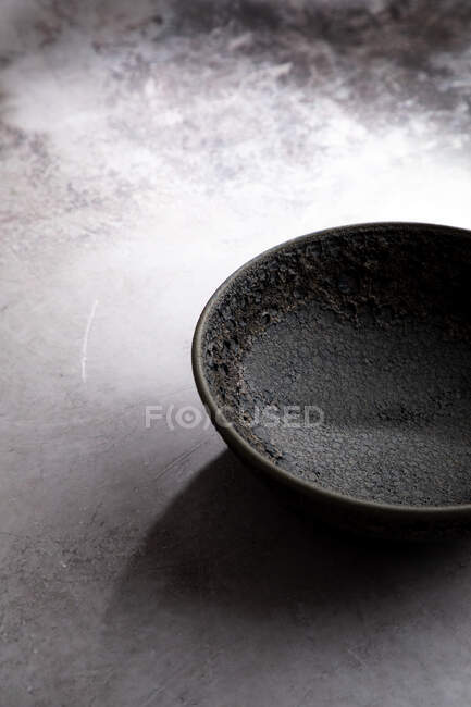 Von oben eine leere Keramikschüssel zum Kochen, die im Restaurant auf den Tisch gestellt wird — Stockfoto