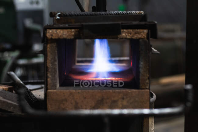 Innenraum der Werkstatt für manuelle Metallbearbeitung mit Gasschmiedeofen zum Härten von Eisenwerkzeugen — Stockfoto