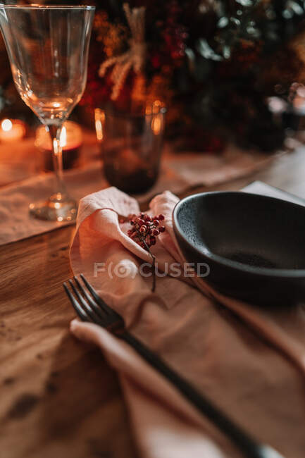 Чаша і пучок дрібних декоративних ягід під час урочистої події в ресторані — стокове фото