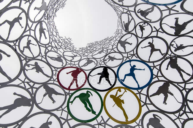 PYEONGCHANG - 17 JUIN 2018 : De dessous de la structure géométrique créative représentant les sports d'hiver de la compétition mondiale en Corée du Sud — Photo de stock
