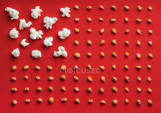 Крупный план попкорна на красном фоне — стоковое фото