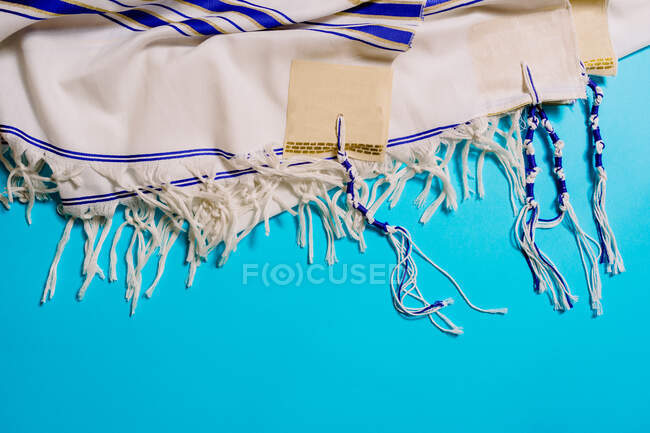 Вид сверху на шаль с полосатым нарядом, изображающий концепцию поездки на ярком фоне — стоковое фото