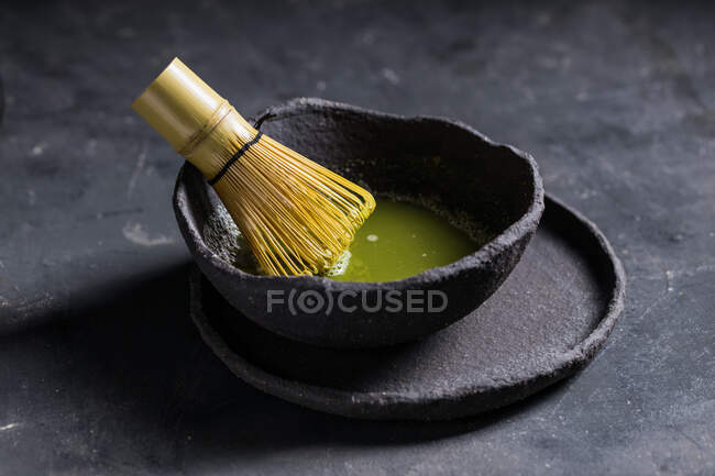 De cima de matcha japonesa tradicional com batedor de chá em tigela de pedra para cerimônia oriental tradicional — Fotografia de Stock