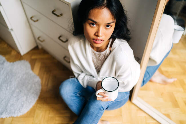 Портрет азиатки, держащей чашку кофе — стоковое фото