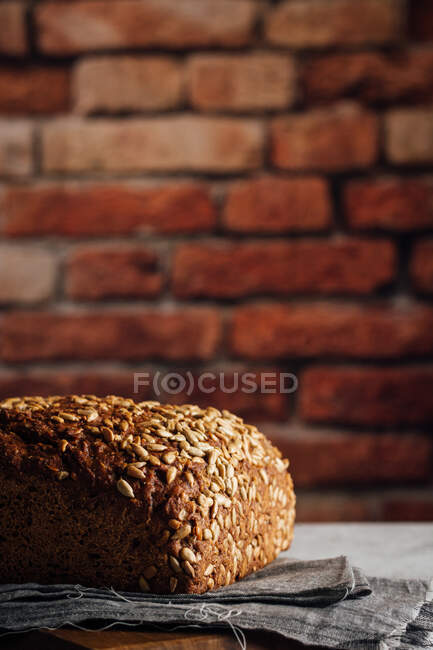 Смачний пшеничний хліб на дошці для вирізання. — стокове фото