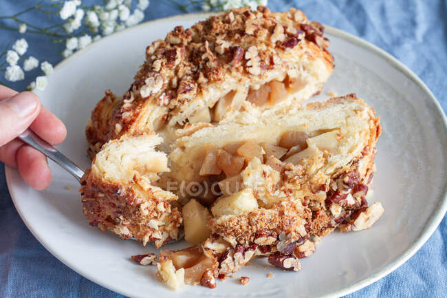 From above of crop anonymous person with pieces of delicious apple pastry with crunchy pecan nuts on top — Stock Photo