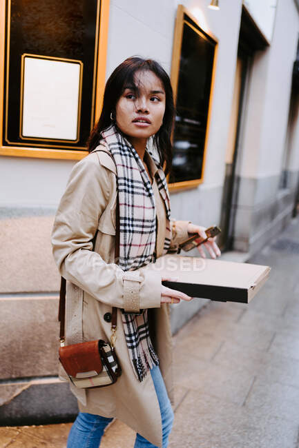Mujer asiática recogiendo comida para llevar en un restaurante - foto de stock