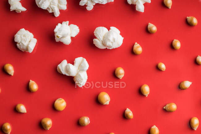 Gros plan de maïs soufflé sur fond rouge — Photo de stock