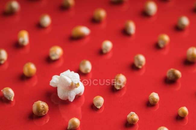 Gros plan de maïs soufflé sur fond rouge — Photo de stock