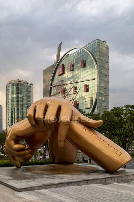 Южная Корея - 30 июня 2018 года: Скульптура в стиле Каннам, изображающая достопримечательность города, созданная в парке в центре Сеула — стоковое фото
