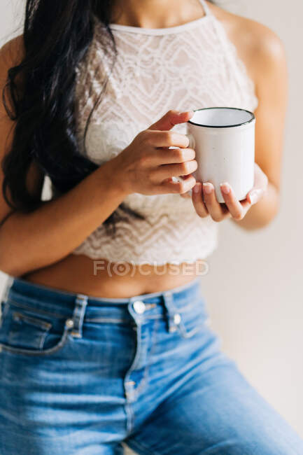 Gros plan d'une femme méconnaissable tenant une tasse de café — Photo de stock