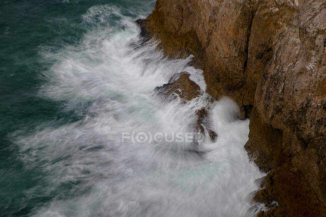 Drohnen-Ansicht des Ozeans mit schnellem schäumenden Wasserfluss in der Nähe von Cabo de Sao Vicente bei stürmischem Wetter — Stockfoto