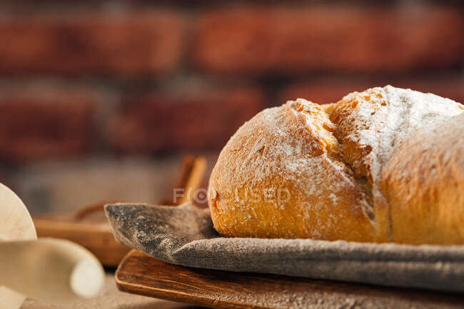 Frisch gebackenes Brot auf Serviette — Stockfoto