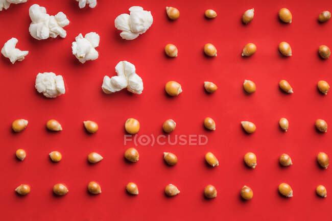 Closeup de algumas pipocas em um fundo vermelho — Fotografia de Stock