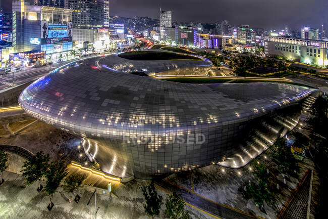 Corée du Sud - 28 JUIN 2018 : Glowing Dongdaemun Design Plaza avec des monuments en bronze dans le quartier central de Séoul et des destinations touristiques populaires — Photo de stock