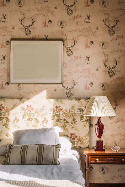 Interior de un elegante dormitorio con cómoda cama cubierta con cobertor - foto de stock