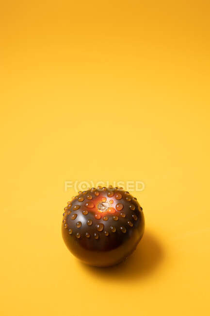 Вид сверху на спелые помидоры с капельницами с чистой водой, представляющими собой пончик с шоколадной глазурью — стоковое фото