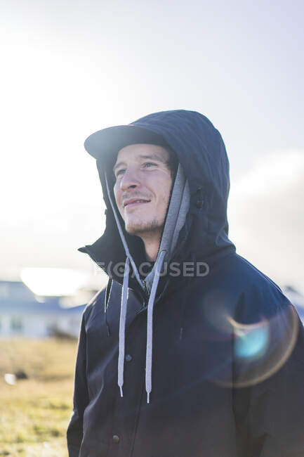 Людина, яка подорожувала навколо острова Гротта, Селтярнарн, Ісландія — стокове фото