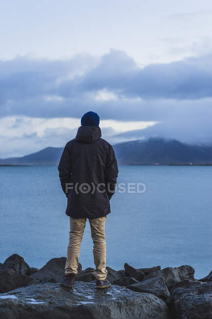 Uomo in piedi sul fronte oceano a Reykjavik, Viaggiare in Islanda, Europa — Foto stock
