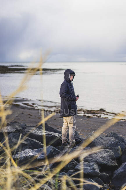Hombre que viaja por Grotta Island, Seltjarnarnes, Islandia - foto de stock
