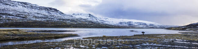 Jóvenes viajeros masculinos explorando la región occidental, Hvalfjararvegur, Islandia, Europa - foto de stock