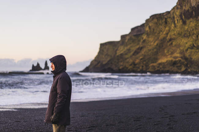 Молодий мандрівник спостерігає схід сонця у Віку (Ісландія, Європа). — стокове фото