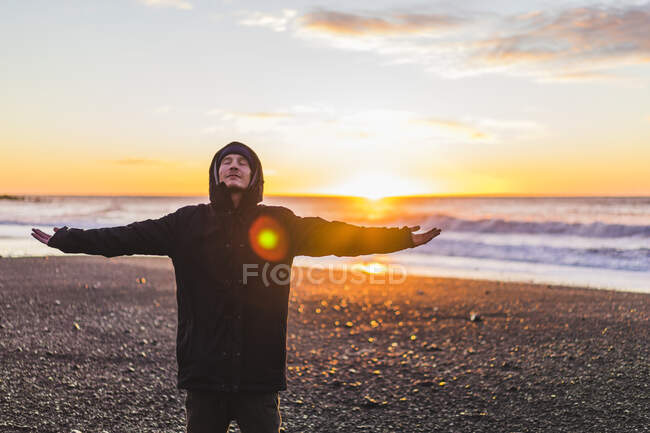 Jovem viajante assistindo um nascer do sol em Vik, Islândia, Europa — Fotografia de Stock
