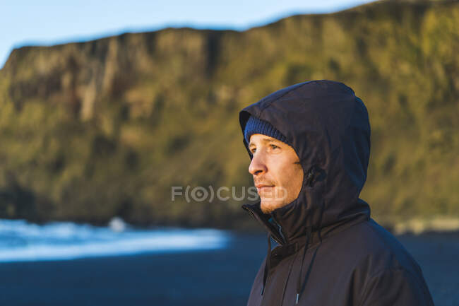 Jeune voyageur regardant un lever de soleil à Vik, Islande, Europe — Photo de stock