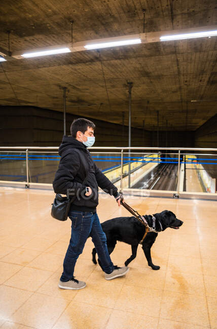 Сліпий чоловік ходить з собакою - поводирем у метро. — стокове фото