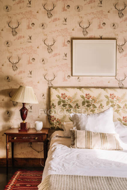 Interior do quarto elegante com cama confortável coberto com coverlet — Fotografia de Stock