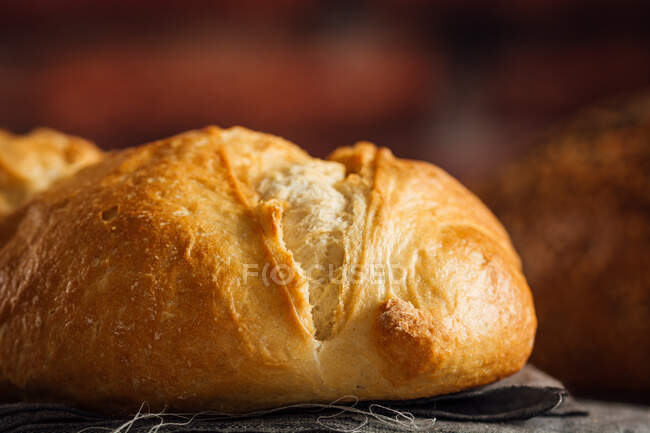 Frisch gebackenes Brot auf Serviette — Stockfoto